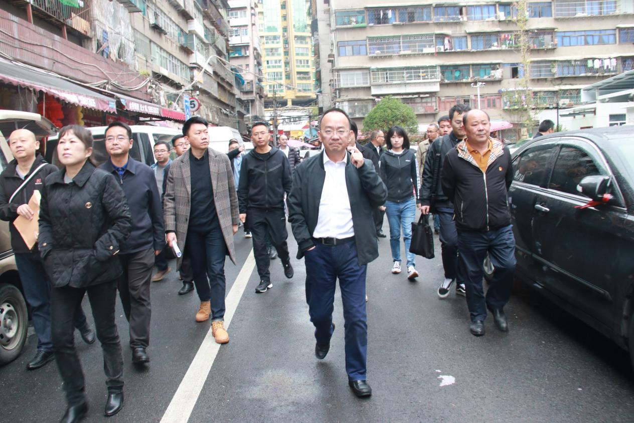 市交通集團黨委書記、董事長劉榮率隊在延安西路智慧停車場項目進行實地走訪
